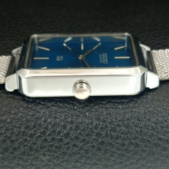 Vintage Style Seiko Quartz Mens Silver Watch & Blue accents W/ Steel Strap - Picture 5 of 8